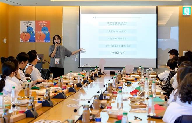 이달 3일 열린 다정한 속도’ 오프라인 응원 워크숍에서 암경험청년 김규빈 작가가 실제 암 발병 이후 회복과 사회복귀 여정에 대해 이야기하고 있다. 한화생명