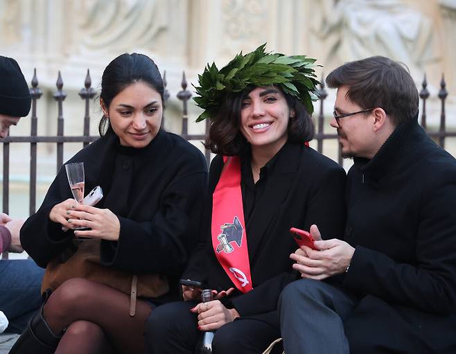 월계관을 쓴 대학 졸업생이 12월10일 시에나의 캄포 광장에서 친구들과 샴페인을 나눠 마시고 있다.