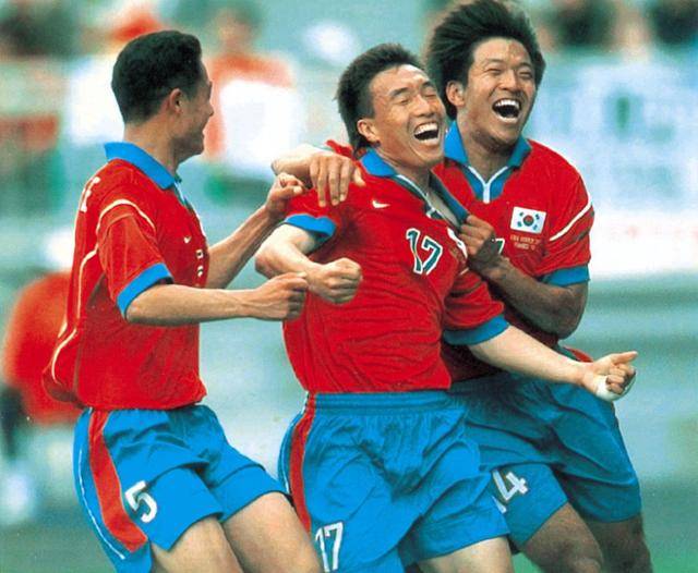 1998년 프랑스 월드컵 멕시코전에서 전반 27분 하석주(가운데) 선수가 절묘한 프리킥으로 선제골을 넣고 동료 선수들과 기뻐하며 달려가고 있다. 한국일보 자료사진