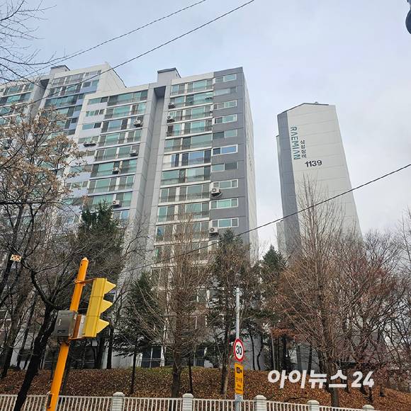 산본신도시 선도지구 11구역에 속하는 삼성장미아파트 전경. 2025.12.24 [사진=이효정 기자 ]