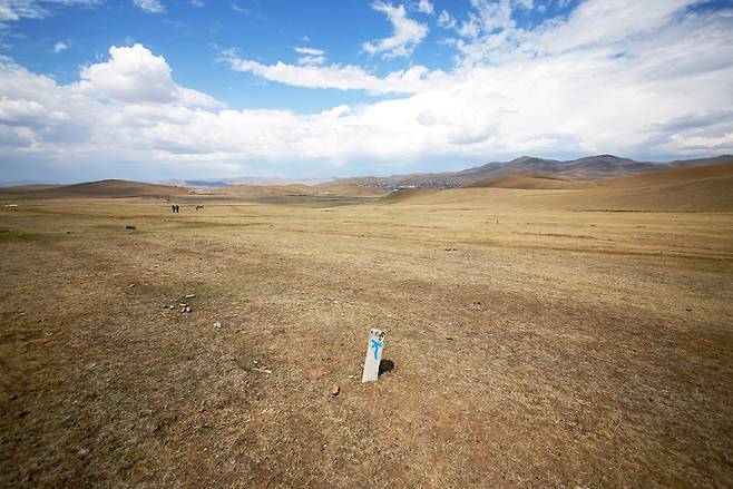 몽골올레 길을 안내하는 화살표 표시 기둥. (제주올레)