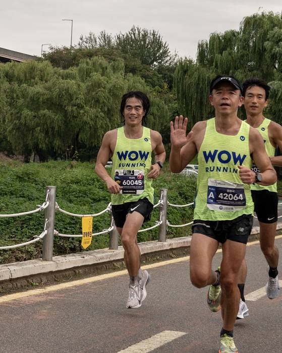 지난 10월 열린 강남국제평화마라톤에서 서브3를 달성한 아마추어 마라토너 박상현(왼쪽) 씨. 오른쪽은 러닝 클래스에서 함께 훈련한 동료들. 사진 박상현
