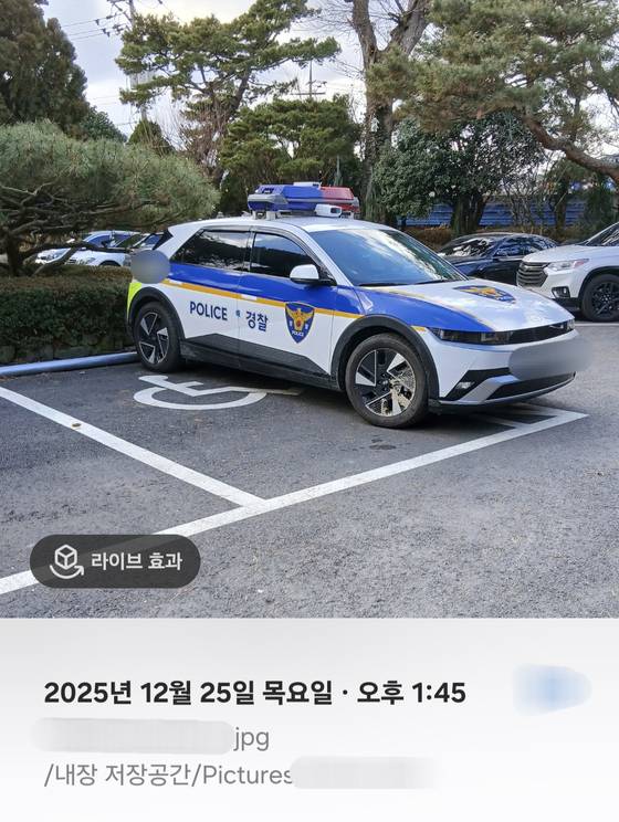 지난 25일 오후 1시 45분쯤 전북 전주시 중인동 한 식당 주차장 내 장애인전용주차구역에 순찰차 한 대가 주차돼 있다. 이를 목격한 A씨는 "장애인주차구역은 장애인 이동권을 보호하기 위해 엄격히 지켜져야 하는 공간"이라며 국민신문고에 민원을 제기했다. 사진 A씨