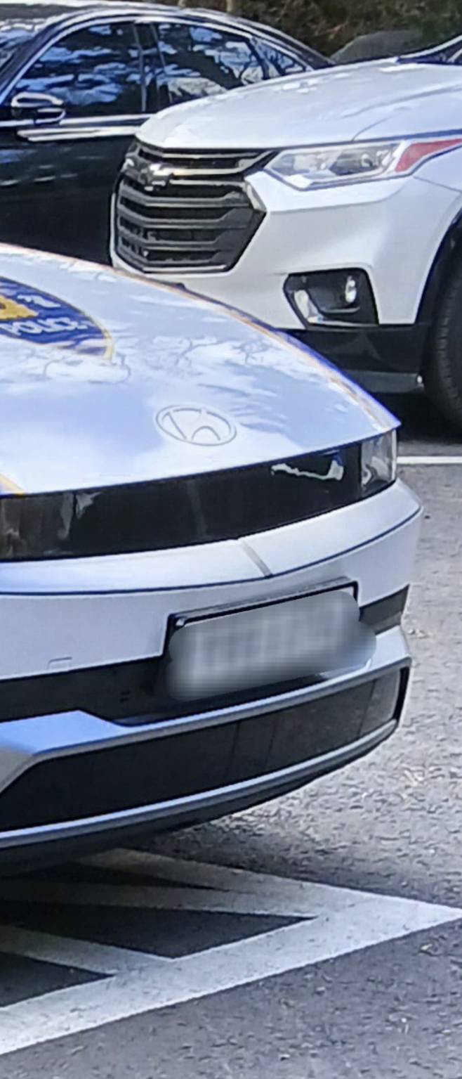 지난 25일 전주시 중인동 한 식당 장애인전용주차구역에 주차된 순찰차. 논란이 일자 지구대 측은 "물피 뺑소니 신고를 받고 출동한 것"이라고 해명했다. 사진 A씨