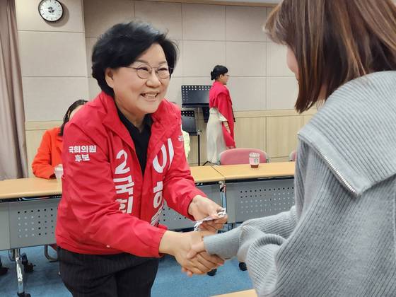 지난해 4월 서울 중·성동을에 출마한 국민의힘 이혜훈 후보가 오후 서울 중구 충무아트센터에서 열린 학부모 간담회에서 주민에게 인사하고 있다. 박건 기자