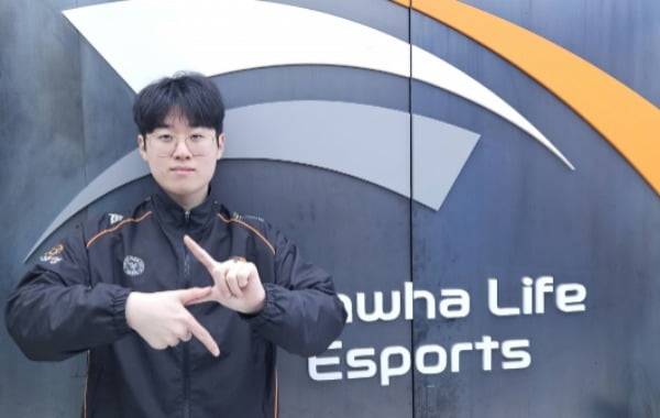 한화생명e스포츠 탑라이너 '제우스' 최우제가 한국경제신문과 인터뷰에서 사진 촬영을 위해 포즈를 취하고 있다./이주현 기자