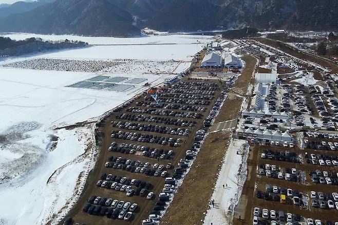 2023년 1월 강원 인제군 남면 소양호 상류인 빙어호 일원에서 열린 ‘인제 빙어축제’ 모습. 인제군 제공