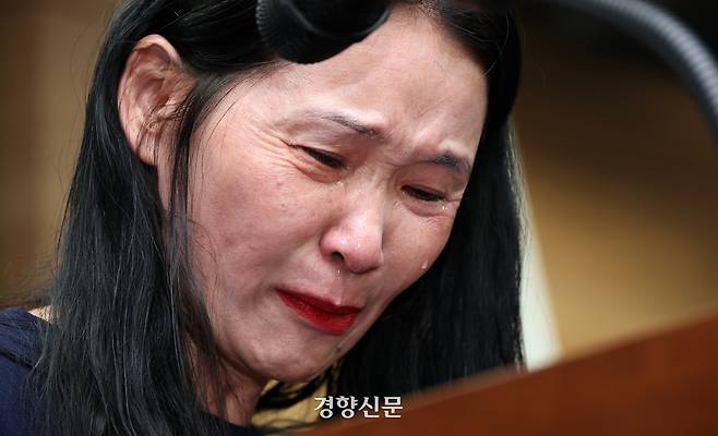 해외입양인 김유리씨가 지난 3월26일 서울 중구 남산스퀘어빌딩에서 열린 진실·화해를위한과거사정리위원회 해외입양과정 인권침해 사건 진실규명 결정 발표 기자회견에서 사례 발표를 하며 눈물을 흘리고 있다. 권도현 기자