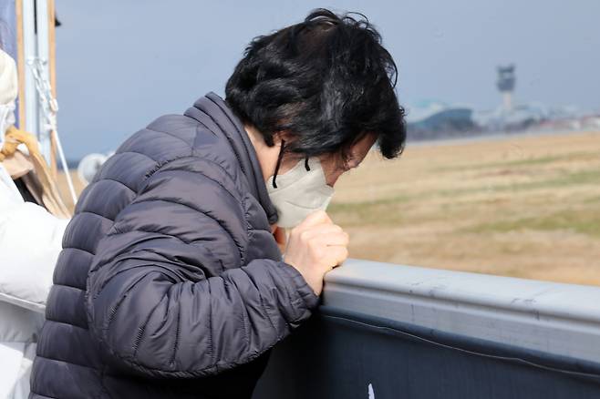 A bereaved family member of the Jeju Air plane crash mourns at Muan International Airport in South Jeolla Province on Wednesday. (Yonhap)