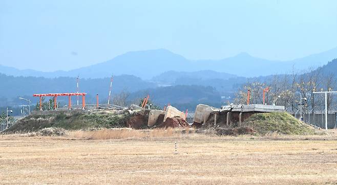 A concrete structure located 251 meters from the end of the runway at Muan International Airport in South Jeolla Province is seen on Wednesday, after being crushed in a collision with a Jeju Air jet in December 2024. The structure consisted of 19 pillars of varying heights, reaching up to 1.65 meters, supporting a concrete slab measuring 42 meters in length, 4.2 meters in width and 30 centimeters in thickness. (Newsis)