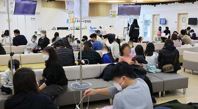 The waiting room of a children's hospital in Seongbuk District, northern Seoul, is full of parents and chilren on Nov. 23. [YONHAP]