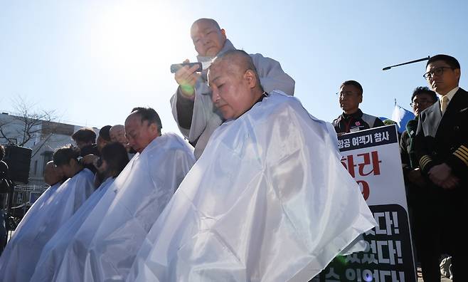 Bereaved relatives of the Jeju Air crash shave their heads to demand an independent investigative board in front of the then-Yongsan presidential office in central Seoul on Dec.1. [NEWS1]