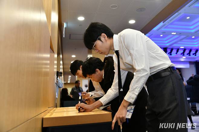 초대 기선전에서 딩하오-리쉬안하오 등 중국 강자를 연파하고 8강에 오른 신진서 9단. 쿠키뉴스 자료사진