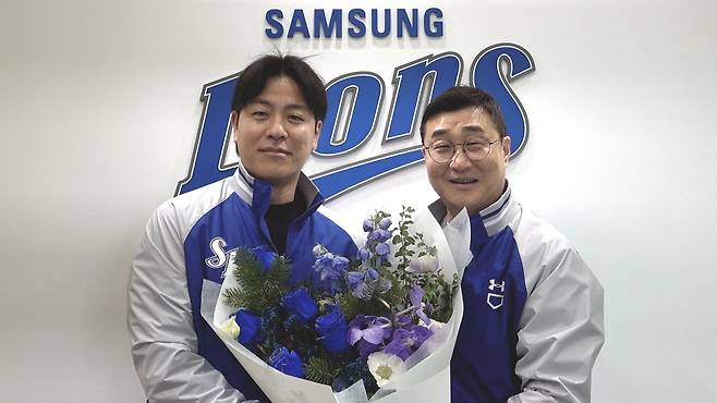 삼성 라이온즈 강민호(왼쪽)가 28일 네 번째 자유계약선수(FA) 계약을 체결한 뒤 이종열 삼성 단장과 기념 사진을 찍고 있다. 삼성 제공