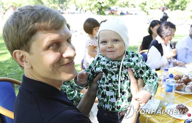 스웨덴에서는 거의 모든 남자가 육아 휴직을 한다. 한 손에 카페라테를 들고 다른 손에 유모차 핸들을 잡은 ‘라떼파파’가 거리에 넘친다. [연합뉴스]