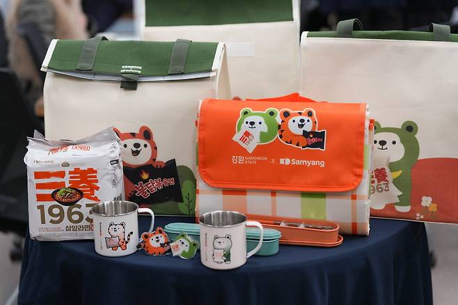 강원도와 삼양식품이 협업해 제작한 '강원 방문의 해' 홍보 굿즈.  강원도