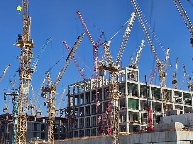 지난 26일 찾은 SK하이닉스 용인 클러스터 공사 현장. 첫 전진기지인 1기 팹 공사가 수십 대의 대형 크레인에 둘러싸여 한창 진행 중이다. 연합뉴스