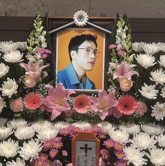 대중음악평론가 고(故) 김영대가 향년 48세로 세상을 떠난 가운데, 그를 가까이서 지켜본 이들의 증언이 전해지며 안타까움을 더하고 있다.  / 사진 = 김봉현 SNS 캡처