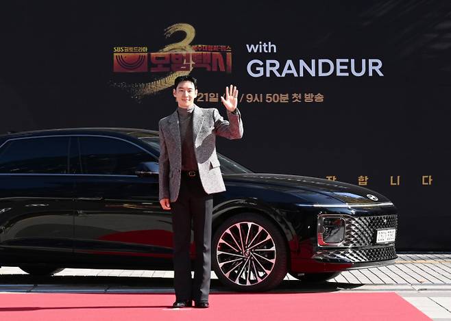 지난달 18일 SBS 목동 사옥에서 열린 모범택시3 제작발표회에 그랜저를 타고 등장한 배우 이제훈의 모습. /사진=현대차·기아