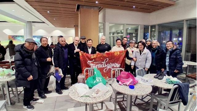 캐나다 토론토 다인종우호협회 주최 지난 20일(현지시간) 동짓날 나눔행사에 참여한  다민족 커뮤니티 구성원들과 함께한 김정남(맨 오른쪽) 우호협회 회장. 다인종우호협회 제공