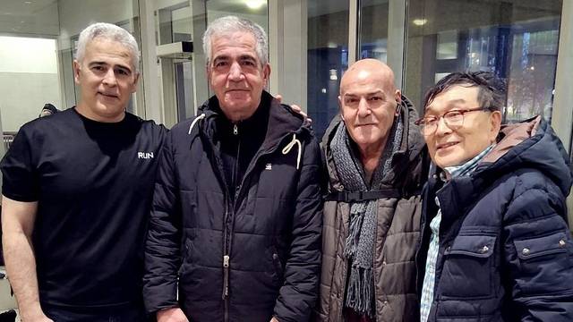 지난 22일 캐나다 토론토 다인종우호협회 주최 ‘동짓날 팥죽 나누기 행사’에 참여한 다민족 커뮤니티 구성원과 김정남(맨 오른쪽) 회장. 다인종우호협회 제공