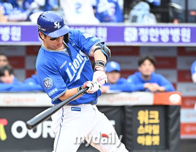 18일 오후 대전광역시 중구 대전 한화생명볼파크에서 진행된 '2025 프로야구 KBO리그 포스트시즌' 플레이오프(PO) 1차전 한화이글스와 삼성라이온즈의 경기 . 삼성 강민호가 2회초 1사 3루서 1타점 희생타를 치고 있다./마이데일리