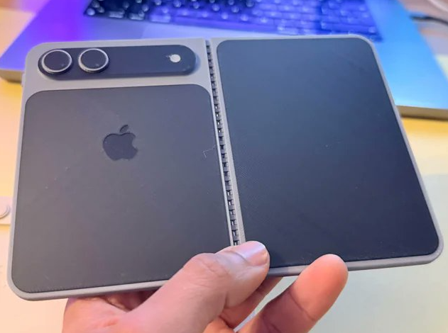 애플 아이폰 폴드 예상 이미지를 3D 프린팅으로 구현한 모습. [외신 갈무리]