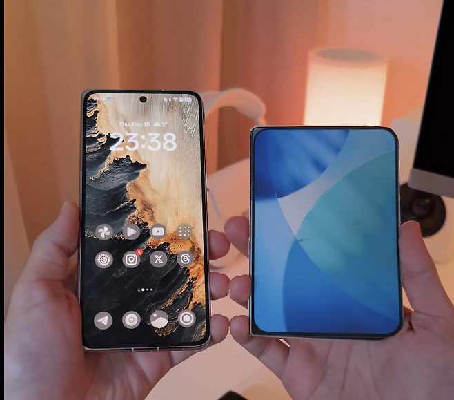 IT 팁스터인 벤 게스킨이 제작한 애플의 ‘아이폰 폴드’ 목업(오른쪽)과 OPPO의 폴더블폰. [벤 게스킨 X 갈무리]