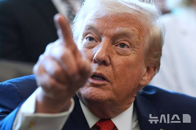 [워싱턴=AP/뉴시스] 사진은 도널드 트럼프 미국 대통령이 지난 18일(현지 시간) 워싱턴 백악관 집무실에서 기자들을 향해 발언하고 있는 모습. 2025.12.19.