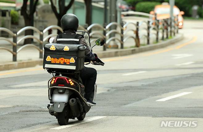 [서울=뉴시스] 홍효식 기자 = 지난해 7월 10일 서울 시내에서 한 배달 기사가 음식을 싣고 이동하고 있다. 2024.07.10. yesphoto@newsis.com