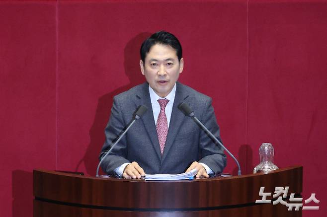 국민의힘 장동혁 대표가 22일 국회 본회의에서 더불어민주당이 발의한 '내란전담재판부 설치법'(내란·외환·반란 범죄 등의 형사절차에 관한 특례법안)에 대한 필리버스터(무제한 토론을 통한 합법적 의사진행 방해)를 진행하고 있다. 황진환 기자