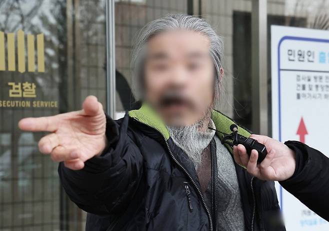 야간외출 제한 명령을 어기고 집을 나섰다 적발돼 불구속 기소된 아동 성범죄자 조두순이 지난해 3월11일 오전 경기도 안산시 수원지방법원 안산지원에서 열린 첫 공판을 마치고 나오며 취재진 질문에 답하고 있다. 안산=연합뉴스