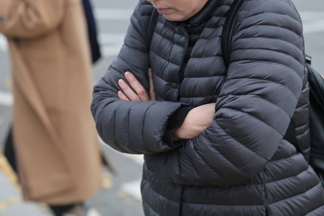 출근길 추위에 움츠러든 시민들 - 서울 아침 기온이 2도까지 떨어지며 추운 날씨를 보인 17일, 서울 종로구 광화문네거리에서 한 시민이 팔짱을 끼고 이동하고 있다. 2025.11.17 연합뉴스