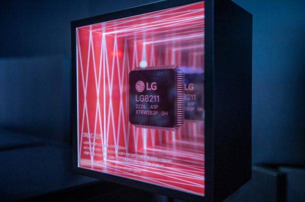 LG전자의 가전 전용 온디바이스 인공지능(AI) 칩 DQ-C가 전시돼 있다. 사진 제공=LG전자