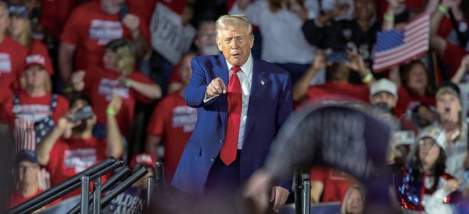 2025년 4월29일 도널드 트럼프 대통령이 미시간주 워런에 있는 매콤 커뮤니티 칼리지에서 열린 집회에서 지지자들을 가리키고 있다. ⓒUPI 연합