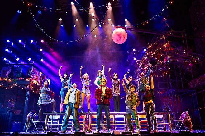 ‘La Vie Boheme(라 비 보엠)’을 부르는 명장면. 라보엠에 대한 헌사와도 같은 넘버다 사진제공 | 신시컴퍼니