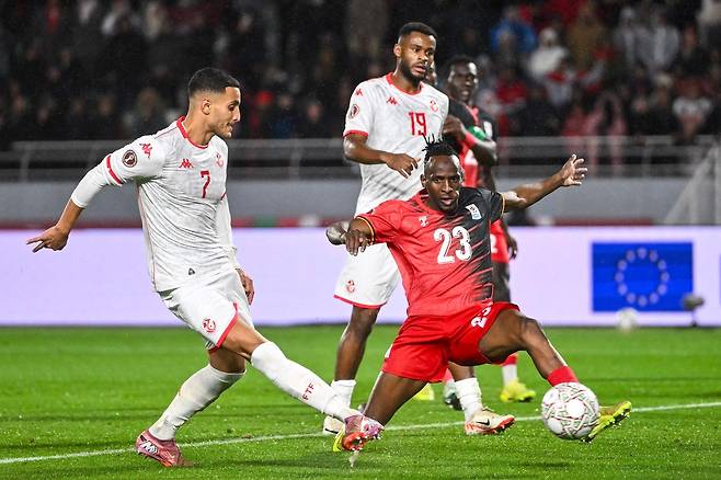 지난 23일 모로코 라바트 올림픽 스타디움에서 열린 아프리카 네이션스컵(AFCON) C조 튀니지와 우간다의 조별리그 경기에서 튀니지 공격수 엘리아스 아슈리(왼쪽)가 우간다 수비수 아지즈 카욘도 앞에서 득점하고 있다. 튀니지가 3-1로 승리했다. AFP