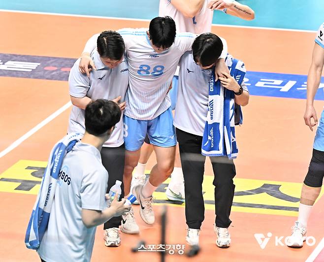 대한항공 임재영이 28일 장충체육관에서 열린 우리카드와 원정 경기에서 부상을 당해 코트를 빠져나가고 있다. KOVO 제공