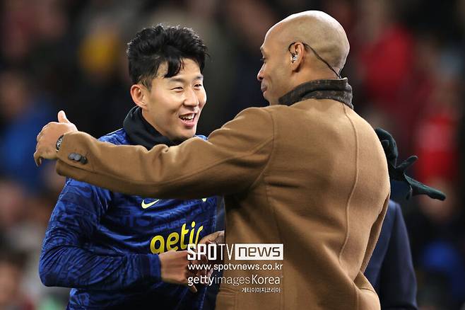 ▲ 손흥민은 토트넘에서 10년간 454경기에 출전해 173골 101도움을 기록했고 프리미어리그 득점왕, 푸스카스상, 토트넘 주장 그리고 UEFA 유로파리그 우승이라는 굵직한 성과를 남겼다. 이 우승은 토트넘이 2008년 이후 처음 들어올린 트로피였다. 클럽 내부에서는 손흥민을 프리미어리그 출범 후 토트넘 최고 유산 중 한 명으로 평가하고 있다.