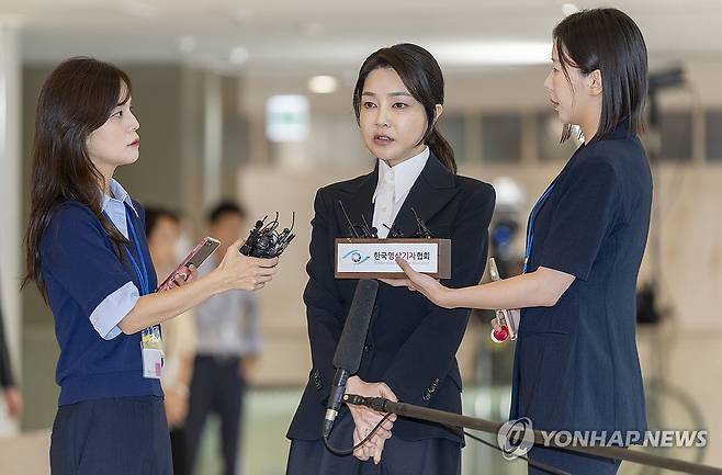 특검 첫 출석, 발언하는 김건희 (서울=연합뉴스) 윤석열 전 대통령 배우자 김건희 여사가 6일 서울 종로구 KT광화문빌딩 웨스트에 마련된 민중기 특별검사팀 사무실에 피의자 신분으로 출석하며 발언하고 있다. 2025.8.6 [사진공동취재단] photo@yna.co.kr