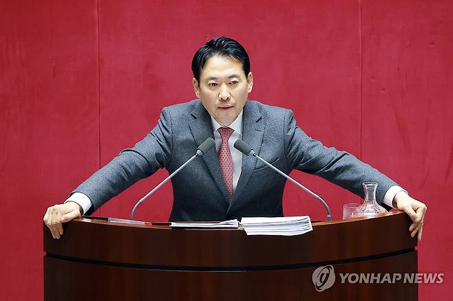 내란전담재판부 설치법 필리버스터 이어가는 장동혁 대표 (서울=연합뉴스) 신현우 기자 = 국민의힘 장동혁 대표가 23일 국회에서 열린 12월 임시국회 본회의에서 12·3 윤석열 비상계엄 등에 대한 전담재판부 설치 및 제보자 보호 등에 관한 특별법에 대한 무제한 토론하고 있다. 2025.12.23 nowwego@yna.co.kr