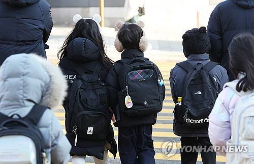 등교하는 초등학생들 [연합뉴스 자료사진]