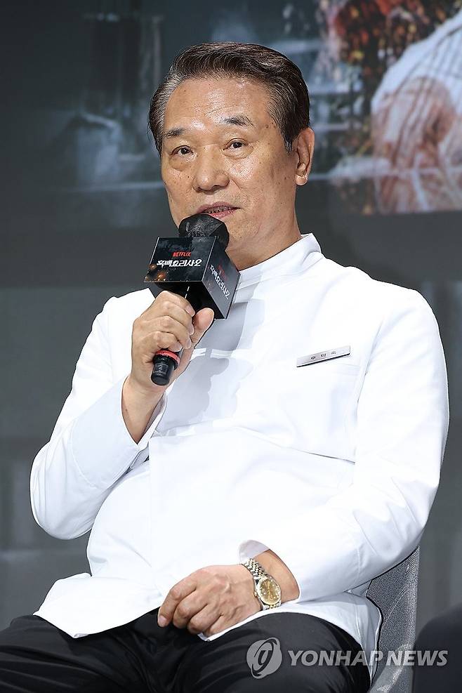 인사말 하는 후덕죽 셰프 (서울=연합뉴스) 류효림 기자 = 후덕죽 셰프가 17일 서울 종로구 JW메리어트동대문스퀘어에서 열린 넷플릭스 예능 '흑백요리사: 요리 계급 전쟁2' 기자간담회에서 인사말을 하고 있다. 2025.12.17 ryousanta@yna.co.kr