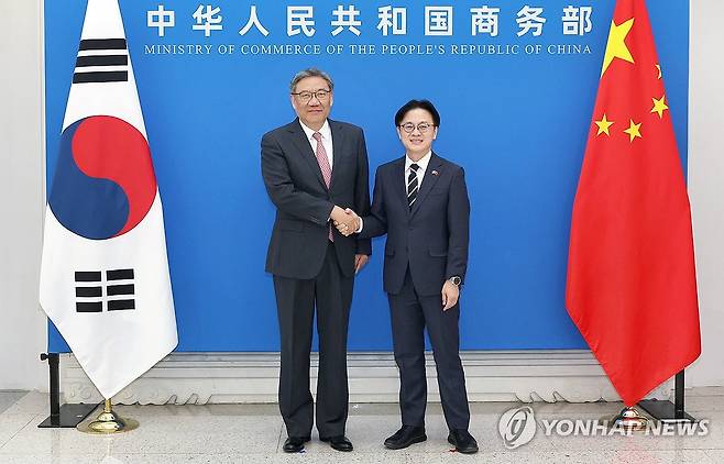 김정관 장관, 중국 상무부 부장과 악수 (서울=연합뉴스) 김정관 산업통상부 장관이 12일(현지시간) 중국 베이징 상무부에서 왕 원타오 중국 상무부 부장과 악수하고 있다. 2025.12.12 [산업통상부 제공. 재판매 및 DB 금지] photo@yna.co.kr