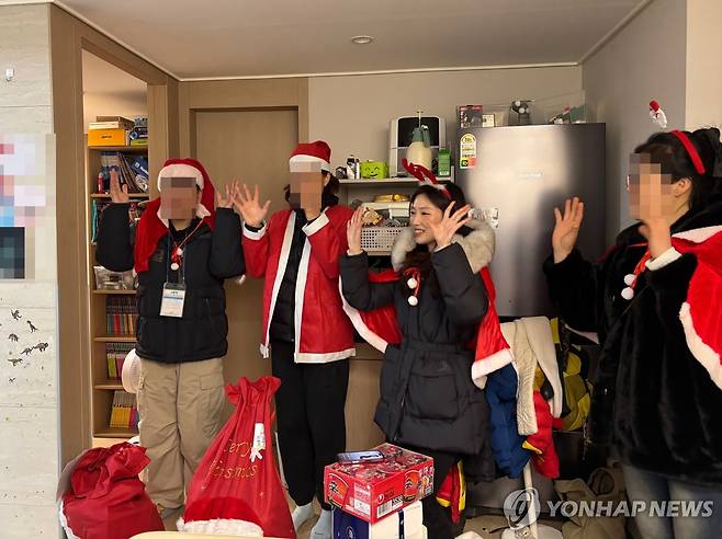 크리스마스 캐럴에 맞춰 율동하는 봉사자들 (서울=연합뉴스) 강민지 인턴기자 = 지난 24일 크리스마스 선물을 전달하기 전 캐럴에 맞춰 율동하는 봉사자들. 2025.12.28