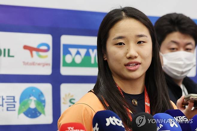 취재진의 질문에 답하는 안세영 (영종도=연합뉴스) 임화영 기자 = 배드민턴 월드투어 파이널스에서 여자단식을 제패하고 11관왕을 달성한 안세영이 22일 인천국제공항을 통해 귀국한 뒤 취재진의 질문에 답하고 있다. 2025.12.22 hwayoung7@yna.co.kr
