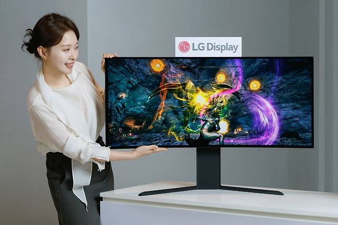 LG디스플레이 39인치 5K2K 모니터용 OLED LG디스플레이 임직원이 모니터용 OLED 패널 중 최고 해상도인 5K2K 화질을 구현하는 39인치 제품을 선보이고 있다. [LG디스플레이 제공. 재판매 및 DB 금지]