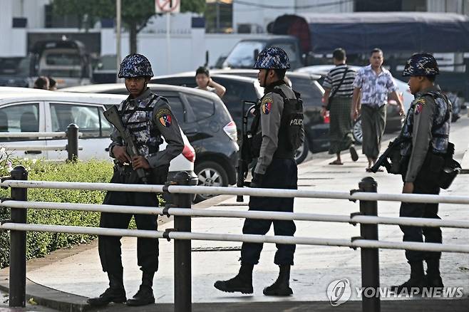 미얀마 경찰 (양곤[미얀마] AFP=연합뉴스) 미얀마 총선 1차 투표일인 28일(현지시간) 최대 도시 양곤의 거리에 경찰 병력이 배치된 모습.