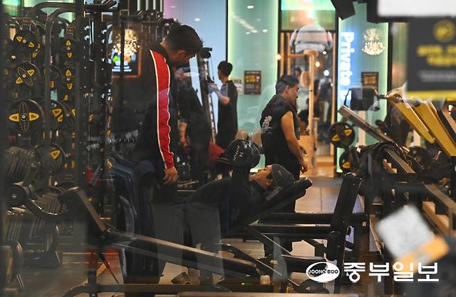 새해가 다가오며 건강·다이어트를 위해 웰니스 프로그램이나 헬스장 등록이 늘어가는 가운데 29일 오전 수원시 한 헬스장에서 시민들이 운동을 하고 있다. 김경민기자