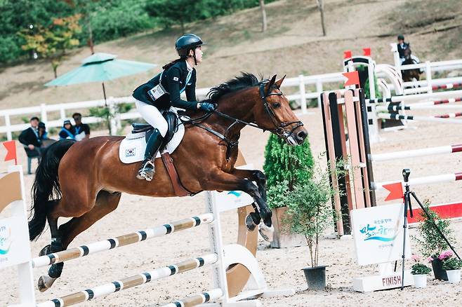 수출마 케이스타가 역주하고 있는 모습